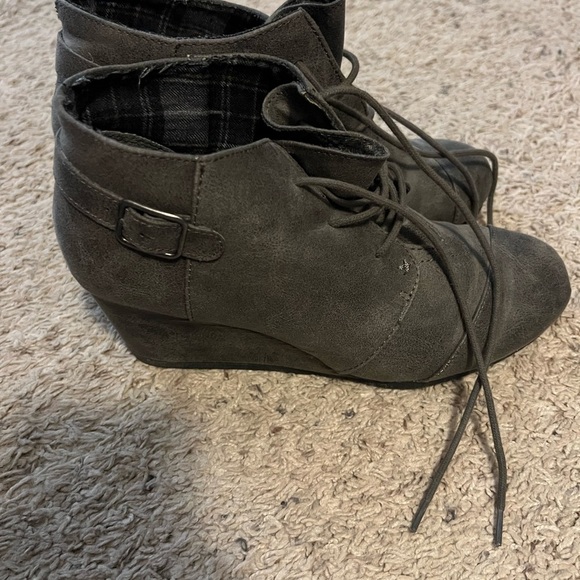 Maurice’s gray wedge boots - Picture 4 of 5